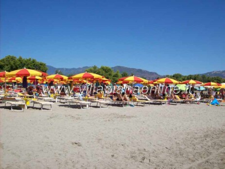 Spiaggia con ombrelloni